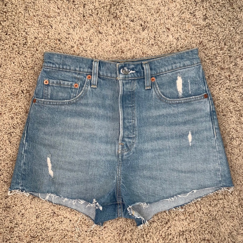 Levi’s Ribcage Shorts